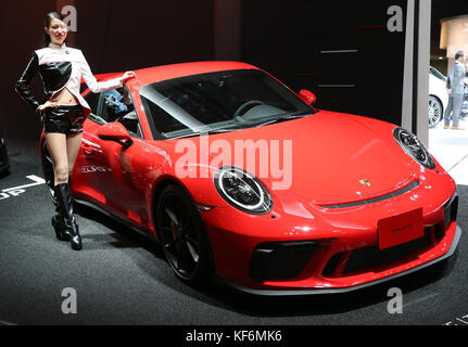 Tokyo, Giappone. 25 ottobre 2017. Un modello espone la Porsche, costruttore tedesco di auto sportive, mostra "911 GT3" in un'anteprima stampa al 45° Tokyo Motor Show di Tokyo, mercoledì 25 ottobre 2017. Il Tokyo Motor Show inizierà dal 27 ottobre al 5 novembre. Crediti: Yoshio Tsunoda/AFLO/Alamy Live News Foto Stock