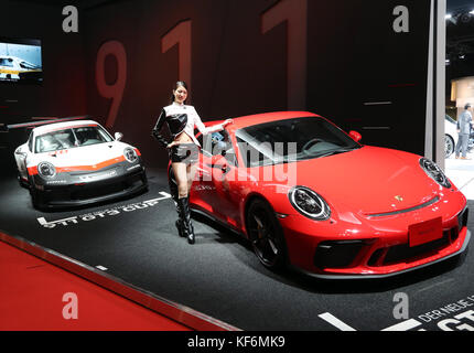 Tokyo, Giappone. 25 ottobre 2017. Un modello espone la Porsche, costruttore tedesco di auto sportive, mostra "911 GT3" in un'anteprima stampa al 45° Tokyo Motor Show di Tokyo, mercoledì 25 ottobre 2017. Il Tokyo Motor Show inizierà dal 27 ottobre al 5 novembre. Crediti: Yoshio Tsunoda/AFLO/Alamy Live News Foto Stock