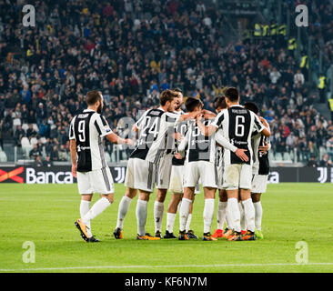 Torino, Italia. 25 ottobre 2017. Juventus e Paulo Dybala festeggiano durante la partita Juventus FC vs SPAL 2013 crediti: Alberto Gandolfo/Alamy Live News Foto Stock