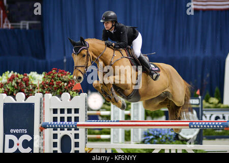 Washington, DC, Stati Uniti d'America. 25 ott 2017. American LAURA KRAUT, equitazione Whitney, compete nel ponticello internazionale 1,45m Tempo primo round tenutosi presso la capitale una Arena in Washington, DC. Credito: Amy Sanderson/ZUMA filo/Alamy Live News Foto Stock