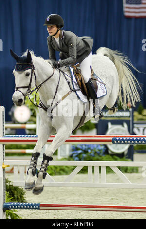 Washington, DC, Stati Uniti d'America. 25 ott 2017. Americana CATHERINE TIREE, equitazione Bokai, compete nel ponticello internazionale 1,45m Tempo primo round tenutosi presso la capitale una Arena in Washington, DC. Credito: Amy Sanderson/ZUMA filo/Alamy Live News Foto Stock