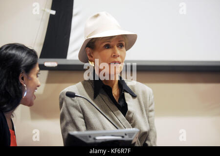Jane Fonda parla al roc regno disuguaglianza economica incontro a roosevelt House di New York City, NY, Stati Uniti d'America, 24 ottobre 2017. | Utilizzo di tutto il mondo Foto Stock