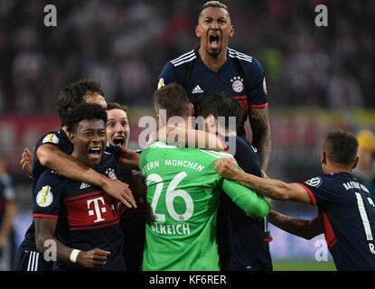 Lipsia, Germania. 25 ottobre 2017. I giocatori di Monaco celebrano la loro vittoria nella partita di calcio della DFB Cup tra RB Leipzig e Bayern Monaco a Lipsia, Germania, il 25 ottobre 2017. Crediti: Hendrik Schmidt/dpa-Zentralbild/dpa/Alamy Live News Foto Stock