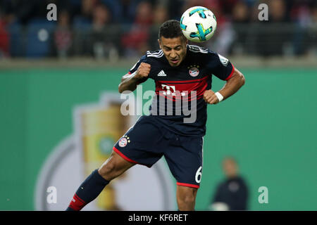 Lipsia, Germania. 25 ottobre 2017. Thiago di Monaco è in testa alla palla durante la partita di calcio della DFB Cup tra RB Leipzig e Bayern Monaco a Lipsia, Germania, il 25 ottobre 2017. Crediti: Jan Woitas/dpa-Zentralbild/dpa/Alamy Live News Foto Stock