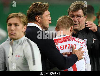 Lipsia, Germania. 25 ottobre 2017. Il manager del Lipsia Ralph Hasenhüttl commisera con i giocatori alla fine della partita di calcio della DFB Cup tra RB Leipzig e Bayern Monaco a Lipsia, Germania, il 25 ottobre 2017. Crediti: Hendrik Schmidt/dpa-Zentralbild/dpa/Alamy Live News Foto Stock