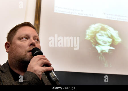 Ostrava, Repubblica Ceca. 10 maggio 2017. ***FILE FOTO*** ***Adam Pavlik (a sinistra), figlio della cantante ceca, vera Spinarova, ha rifiutato di accettare il premio statale per sua madre. Il cantante non lo avrebbe voluto dal presidente ceco Milos Zeman, Pavlik ha confermato le informazioni dalla televisione ceca al CTK.*** Adam Pavlik (a sinistra), figlio della cantante ceca morta vera Spinarova, ha accettato il premio Ostrava City per vera Spinarova in memoria, a Ostrava, Repubblica Ceca, il 10 maggio 2017. Crediti: Jaroslav Ozana/CTK Photo/Alamy Live News Foto Stock