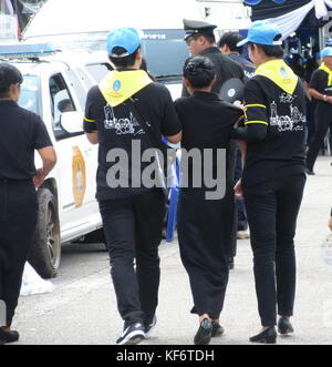 Chiang Rai, Thailandia. 26 ott 2017. Le lunghe code formate presso il vecchio aeroporto di Chiang Rai in cui una cerimonia di replica in modo da coincidere con i funerali di stato del re di Thailandia tenutosi a Bangkok, ha avuto luogo, alcune persone avevano ceduto il calore e ha dovuto essere aiutato da alcuni dei molti volontari che dove a portata di mano per fornire ogni tipo di assistenza os@Paolo quezada-Neiman/alamy live news credito: Paolo quezada-Neiman/alamy live news Foto Stock