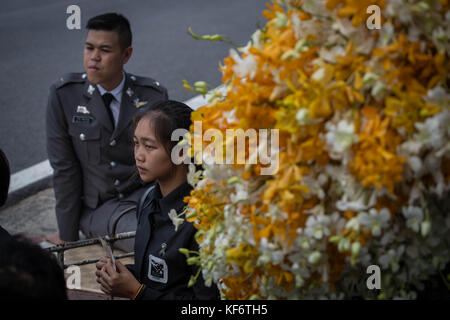 Bangkok, Thailandia. 26 ottobre 2017. Una donna e un ufficiale di polizia sono visti mentre assistono alla cerimonia funebre e alla cremazione del defunto re Bhumibol Adulyadej a Sanam Luang davanti al Grand Palace. Il defunto re Bhumibol Adulyadej è stato il monarca più longevo al mondo, morto il 13 ottobre 2016 all'ospedale Siriraj di Bangkok. La cerimonia funebre reale si svolgerà nell'arco di tre giorni nella capitale thailandese di fronte al Palazzo reale presso il sito del Grand Royal Crematorium costruito esclusivamente per l'amato Re Rama 9. Crediti: ZUMA Press, Inc./Alamy Live News Foto Stock