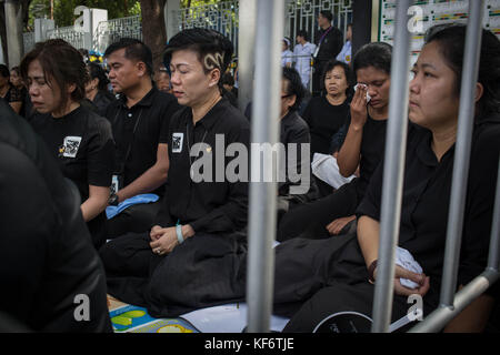 Bangkok, Tailandia. 26 ott 2017. lutto sono visti piangere come di frequentare la Thailandia del compianto Re Bhumibol Adulyadej la cerimonia funebre e la cremazione a Sanam Luang di fronte al Grand Palace.thailandia del compianto Re Bhumibol Adulyadej era la più lunga del mondo che serve monarch che morì nel mese di ottobre 13th, 2016 a siriraj Hospital di Bangkok. Credito: zuma press, inc./alamy live news Foto Stock