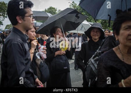 Bangkok, Tailandia. 26 ott 2017. lutto sono visti come di frequentare la Thailandia del compianto Re Bhumibol Adulyadej la cerimonia funebre e la cremazione a Sanam Luang di fronte al Grand Palace.thailandia del compianto Re Bhumibol Adulyadej era la più lunga del mondo che serve monarch che morì nel mese di ottobre 13th, 2016 a siriraj Hospital di Bangkok. Credito: zuma press, inc./alamy live news Foto Stock