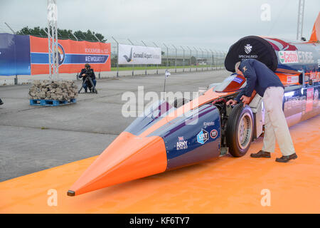 Newquay Cornwall, Regno Unito. 26 ott 2017. Il driver di Bloodhound Il SSC Andy Green controllare i pneumatici prima di 200 mph corsa di prova. Credito: Simon Maycock/Alamy Live News Foto Stock