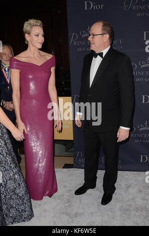 Beverly Hills, California, Stati Uniti. 25th ottobre 2017. Princess Charlene, Prince Albert II al 2017 Princess Grace Awards Gala al Beverly Hilton Hotel il 25 ottobre 2017 a Beverly Hills, California. Credito: David Edwards/Media Punch/Alamy Live News Foto Stock