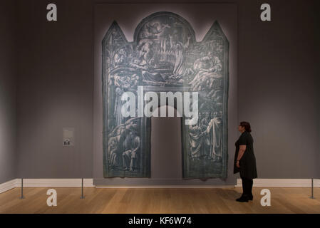 National Gallery, Londra, Regno Unito. 26 ottobre 2017. Monocromatico: La pittura in bianco e nero esplora la tradizione della pittura mono in oltre 700 anni dal Medioevo, al Rinascimento, fino al XXI secolo. La mostra si svolge dal 30 ottobre 2017 al 18 febbraio 2018. Foto: Membro dello staff della galleria di fronte ad Agony in the Garden, 1538. Proprietà statale in deposito presso il Museo Diocesano, Genova. Crediti: Malcolm Park/Alamy Live News. Foto Stock