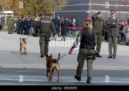 Vienna, Austria. 26 ott 2017. Nazionale austriaco del giorno 2017 alla presenza del Presidente federale e del governo federale austriaco a Heldenplatz di Vienna. Oltre 1000 reclute sono state impegnate nel servizio nell'esercito. Nella foto la polizia militare. Credito: Franz Perc/Alamy Live News Foto Stock