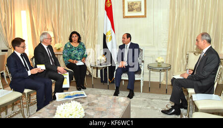 26 ottobre 2017 - Parigi, Parigi, Francia - il presidente egiziano Abdel Fattah al-Sisi incontra il capo della società elettrica francese John Bernard Levy a Parigi, Francia, 25 ottobre 2017 (Credit Image: © Presidente egiziano Office/APA Images via ZUMA Wire) Foto Stock