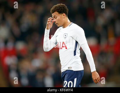 Londra, Regno Unito. Il 25 ottobre 2017. Il dele Alli del Tottenham Hotspur sconsolato durante il Carabao Cup match tra Tottenham Hotspur e il West Ham United ha giocato allo stadio di Wembley, Londra, Regno Unito. Credito: Jason Mitchell/Alamy Live News Foto Stock