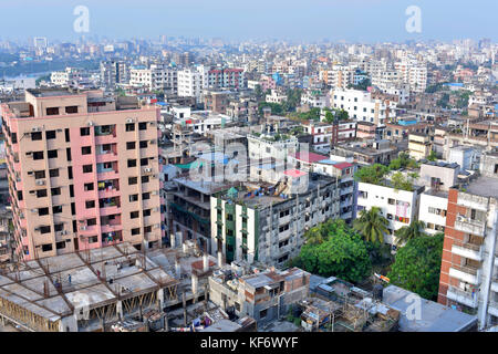 Dacca in Bangladesh. 26 ott 2017. birdseye vista del dhaka città metropolitana. dhaka, una città di più di 15 milioni di persone, sembra essere lo scoppio in corrispondenza delle cuciture. Esso presenta quasi ovunque, uno spettacolo di squallore, shanty abitazioni, orribile la congestione del traffico, carenza di base di servizi di pubblica utilità, la mancanza di luoghi di ricreazione o parchi naturali e parchi giochi, aria impura, intrusione di stabilimenti commerciali e produzione in zone residenziali, ecc. Credito: sk hasan ali/alamy live news Foto Stock