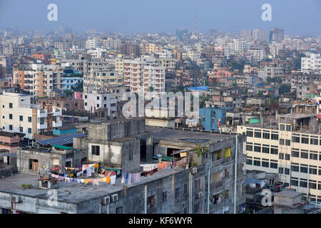 Dacca in Bangladesh. 26 ott 2017. birdseye vista del dhaka città metropolitana. dhaka, una città di più di 15 milioni di persone, sembra essere lo scoppio in corrispondenza delle cuciture. Esso presenta quasi ovunque, uno spettacolo di squallore, shanty abitazioni, orribile la congestione del traffico, carenza di base di servizi di pubblica utilità, la mancanza di luoghi di ricreazione o parchi naturali e parchi giochi, aria impura, intrusione di stabilimenti commerciali e produzione in zone residenziali, ecc. Credito: sk hasan ali/alamy live news Foto Stock