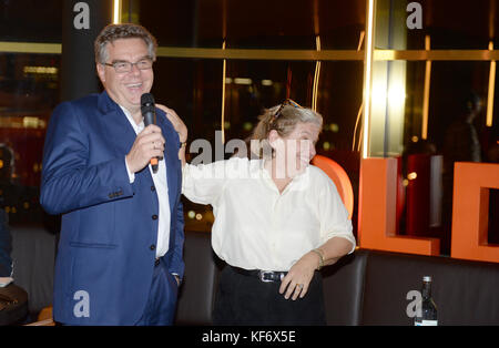 BERLINO/GERMANIA - 25 OTTOBRE 2017: Stefan Winners (Hubert Burda Media) e Steffi Czerny (DLD) durante la cena degli oratori al ristorante Golvet, conferenza DLD (Digital Life Design) a Berlino, Copyright: Picture Alliance for DLD / Jan Haas | utilizzo in tutto il mondo Foto Stock