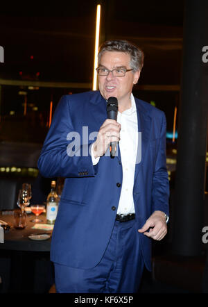 BERLINO/GERMANIA - 25 OTTOBRE 2017: Stefan Winners (Hubert Burda Media) e Steffi Czerny durante la cena degli oratori al ristorante Golvet, conferenza DLD (Digital Life Design) a Berlino, Copyright: Picture Alliance for DLD / Jan Haas | utilizzo in tutto il mondo Foto Stock