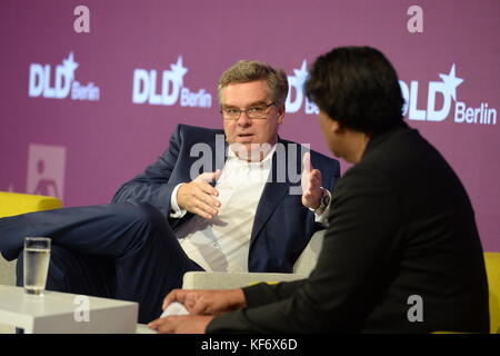 BERLINO/GERMANIA - 26 OTTOBRE 2017: Stefan Winners (Hubert Burda Media, sinistra) e Cherno Jobatey durante la conferenza DLD (Digital Life Design) di Berlino, Copyright: Picture Alliance for DLD / Jan Haas | Use Worldwide Foto Stock