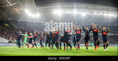 Lipsia, Germania. 25 ottobre 2017. I giocatori di Monaco festeggiano dopo la vittoria nella partita di calcio della DFB Cup tra RB Leipzig e Bayern Monaco a Lipsia, Germania, il 25 ottobre 2017. Crediti: Jan Woitas/dpa-Zentralbild/dpa/Alamy Live News Foto Stock