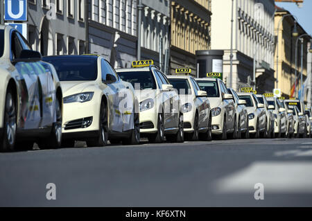 Monaco, Germania. 26 ottobre 2017. Numerosi taxi parcheggiarono durante un rally lungo la Ludwigstrasse a Monaco, Germania, il 26 ottobre 2017. Centinaia di tassisti di Monaco hanno manifestato contro il controverso fornitore di servizi di trasporto Uber con un viaggio di protesta al Ministero dei trasporti bavarese. Crediti: Andreas Gebert/dpa/Alamy Live News Foto Stock