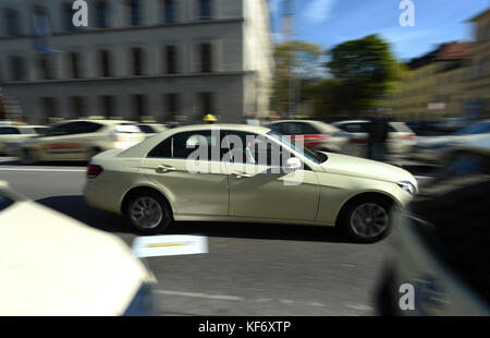 Monaco, Germania. 26 ottobre 2017. Un taxi che sorpassa altri taxi durante un rally lungo la Ludwigstrasse a Monaco, Germania, 26 ottobre 2017. Centinaia di tassisti di Monaco hanno manifestato contro il controverso fornitore di servizi di trasporto Uber con un viaggio di protesta al Ministero dei trasporti bavarese. Crediti: Andreas Gebert/dpa/Alamy Live News Foto Stock