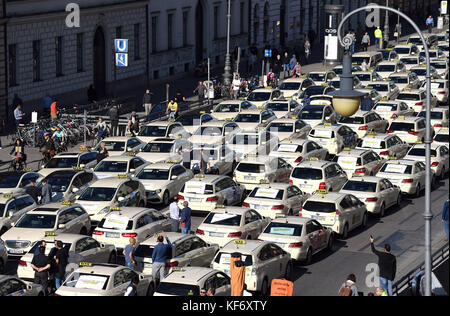 Monaco, Germania. 26 ottobre 2017. Numerosi taxi parcheggiarono durante un rally lungo la Ludwigstrasse a Monaco, Germania, il 26 ottobre 2017. Centinaia di tassisti di Monaco hanno manifestato contro il controverso fornitore di servizi di trasporto Uber con un viaggio di protesta al Ministero dei trasporti bavarese. Crediti: Andreas Gebert/dpa/Alamy Live News Foto Stock