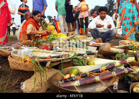 Fiume Kuju, Chaibasa, Jharkhand, India, 26 ottobre 2017 gli articoli di adorazione di, Chhath Puja per l'offerta serale ( Arghay) al tramonto. Foto Stock