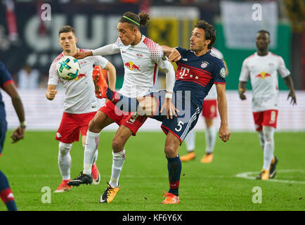 Leipzig, Germania. 25 ott 2017. DFB-Pokal partita di calcio, Lipsia, ottobre 25, 2017 mats hummels, fcb 5 competere per la sfera contro yussuf poulsen, rb leipzig 9 rb leipzig - FC Bayern Monaco 5-6 dopo la penalità shoot out DFB-Pokal soccer match in Leipzig, 25 ottobre 2017, stagione 2017/2018 credito: Peter schatz/alamy live news Foto Stock