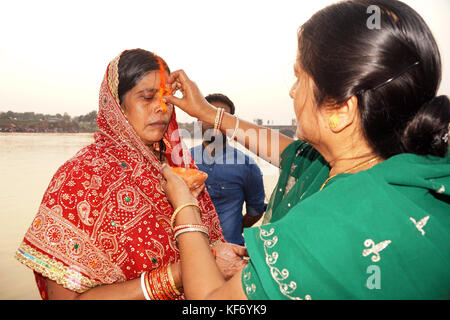 Kuju fiume,chaibasa, nello stato del Jharkhand, India, 26 ottobre 2017,chhath puja festival 2017,un rituale di spalmatura vermiglio in occasione di chhath. Foto Stock