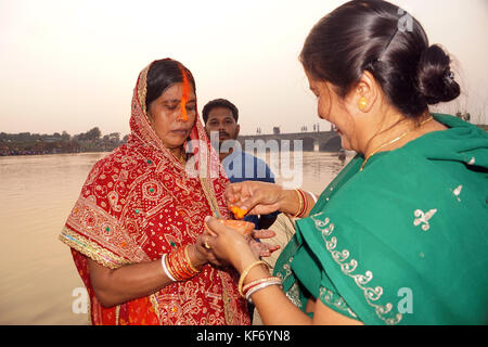 Fiume Kuju, Chaibasa, Jharkhand, India, 26 ottobre 2017, Chhath Puja Festival 2017, Un rituale di vermiglio spalmante in occasione di Chhath. Foto Stock