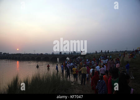 Fiume Kuju, Chaibasa, Jharkhand, India, 26 ottobre 2017, Chhath Puja Festival 2017, l'offerta serale ( Arghay) al tramonto. Foto Stock