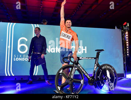 Londra, Regno Unito. 26 ott 2017. Nate Koch (USA) al ciclista durante la presentazione di Sei Giorni per Londra - Giorno 3 evento su Giovedì, 26 ottobre 2017, Londra Inghilterra. Credito: Taka Wu/Alamy Live News Foto Stock