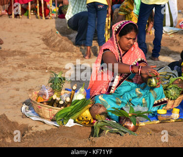 Mumbai, India. 26 ott 2017. devoti celebra la chhath puja festival presso spiaggia Juhu di Mumbai. Credito: azhar khan/alamy live news Foto Stock