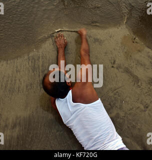 Mumbai, India. 26 ott 2017. devoti celebra la chhath puja festival presso spiaggia Juhu di Mumbai. Credito: azhar khan/alamy live news Foto Stock