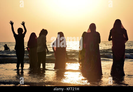 Mumbai, India. 26 ott 2017. devoti celebra la chhath puja festival presso spiaggia Juhu di Mumbai. Credito: azhar khan/alamy live news Foto Stock