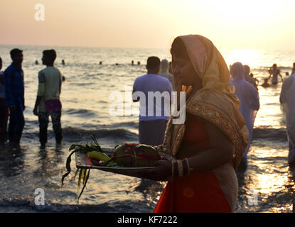 Mumbai, India. 26 ott 2017. devoti celebra la chhath puja festival presso spiaggia Juhu di Mumbai. Credito: azhar khan/alamy live news Foto Stock