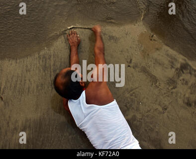 Mumbai, Maharashtra, India. 26 ottobre 2017. Devoti che celebrano il festival Chhath Puja a Juhu Beach a Mumbai. Crediti: Azhar Khan/ZUMA Wire/Alamy Live News Foto Stock