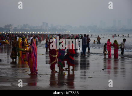 Mumbai, Maharashtra, India. 26 ottobre 2017. Devoti che celebrano il festival Chhath Puja a Juhu Beach a Mumbai. Crediti: Azhar Khan/ZUMA Wire/Alamy Live News Foto Stock