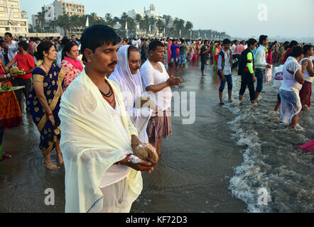 Mumbai, Maharashtra, India. 26 ott 2017. devoti celebra la chhath puja festival presso spiaggia Juhu di Mumbai. Credito: azhar khan/zuma filo/alamy live news Foto Stock