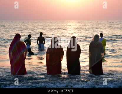 Mumbai, Maharashtra, India. 26 ottobre 2017. Devoti che celebrano il festival Chhath Puja a Juhu Beach a Mumbai. Crediti: Azhar Khan/ZUMA Wire/Alamy Live News Foto Stock