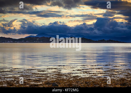 Serata drammatica cieli plockton sulla costa ovest della Scozia. a sud-ovest di ardaneaskan sulla sponda nord del loch carron. ross-shire, SCOZIA Foto Stock