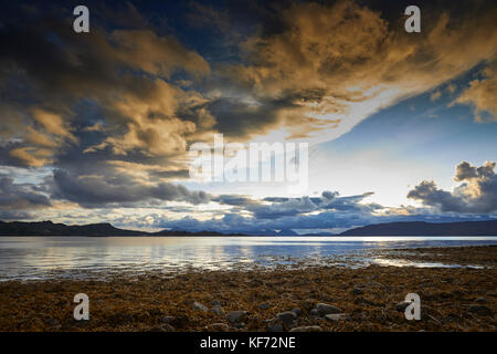 Serata drammatica cieli plockton sulla costa ovest della Scozia. a sud-ovest di ardaneaskan sulla sponda nord del loch carron. ross-shire, SCOZIA Foto Stock