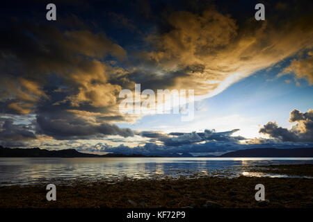 Serata drammatica cieli plockton sulla costa ovest della Scozia. a sud-ovest di ardaneaskan sulla sponda nord del loch carron. ross-shire, SCOZIA Foto Stock