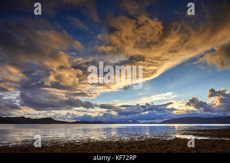 Serata drammatica cieli plockton sulla costa ovest della Scozia. a sud-ovest di ardaneaskan sulla sponda nord del loch carron. ross-shire, SCOZIA Foto Stock