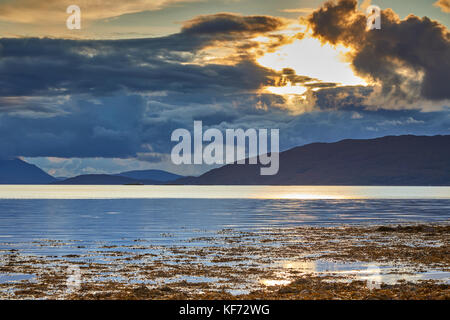 Serata drammatica cieli in loch carron sulla costa ovest della Scozia. dovuta ad ovest da ardaneaskan sulla sponda nord del loch carron. ross-shire, SCOZIA Foto Stock