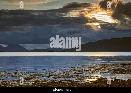 Serata drammatica cieli in loch carron sulla costa ovest della Scozia. dovuta ad ovest da ardaneaskan sulla sponda nord del loch carron. ross-shire, SCOZIA Foto Stock