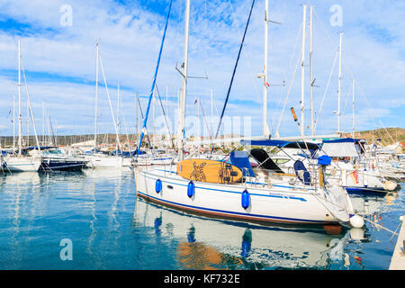 ROGOZNICA, Croazia - 4 sett 2017: barche a vela in marina nella città di Rogoznica, Dalmazia, Croazia. Foto Stock